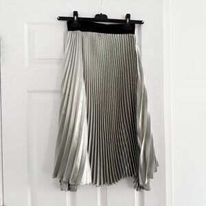 Luxe by Stylekeepers Silver Satin Pleated Skirt, size Small